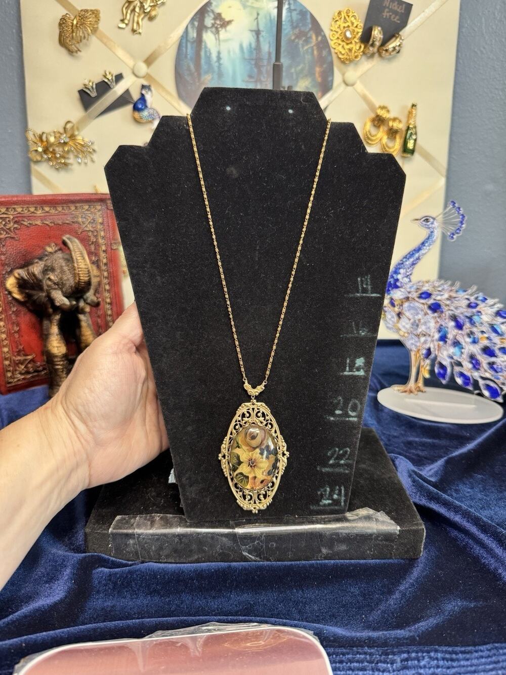 Vintage 1950s 60s Floral Glass Cabochon Filigree Pendant Necklace 26”